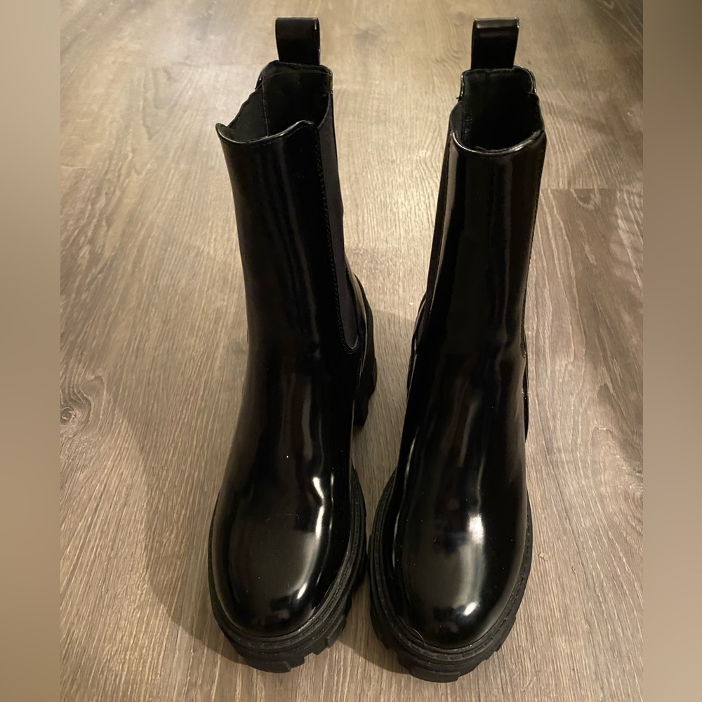 Black shiny chunky mid-heeled Chelsea boot